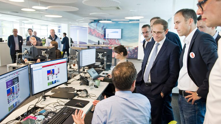 Berlins Regierender Bürgermeister Michael Müller (4.v.r.) neben Chefredakteur Florian Harms bei der Eröffnung des neuen Newsrooms von t-online.de im Juni 2017 in Berlin.