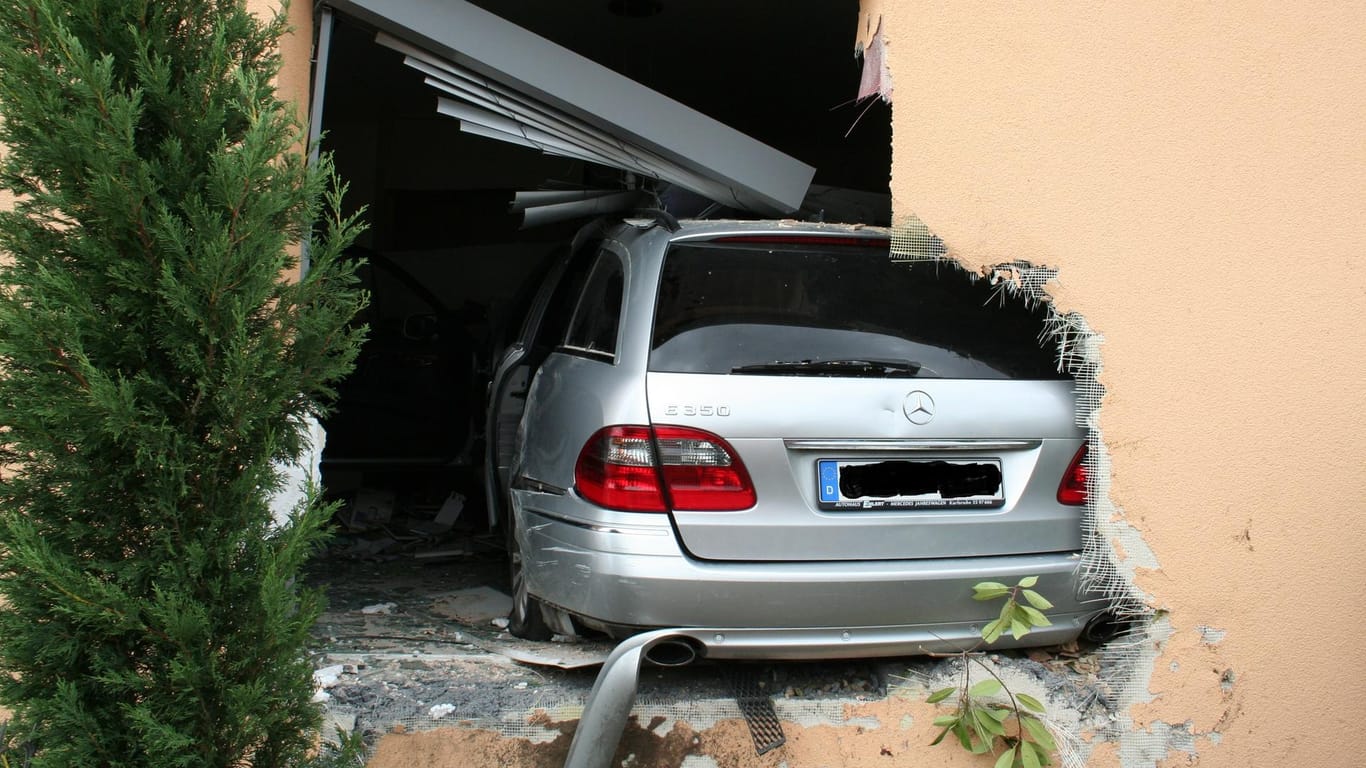 Bei Karlsruhe ist eine Rentnerin mit ihrem Auto von der Straße abgekommen und in ein Haus gekracht.