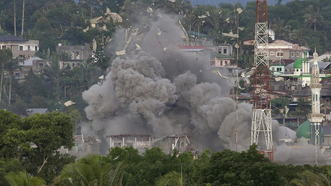 Schwere Explosion nach einem Luftangriff der philippinischen Armee auf die umkämpfte Stadt Marawi.