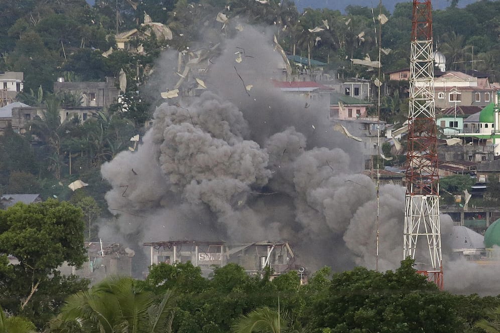 Schwere Explosion nach einem Luftangriff der philippinischen Armee auf die umkämpfte Stadt Marawi.