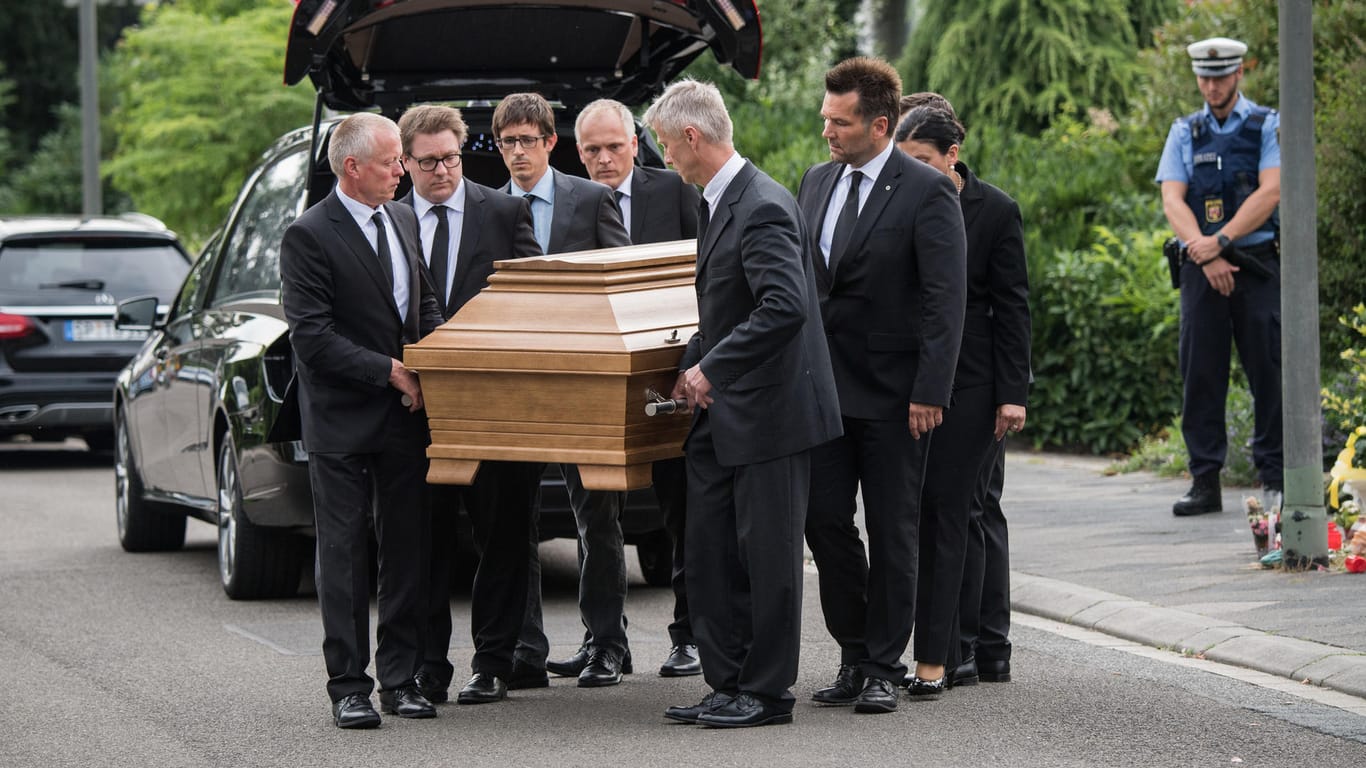 Mitarbeiter eines Beerdigungsinstituts vor dem Haus des ehemaligen Bundeskanzlers Helmut Kohl.
