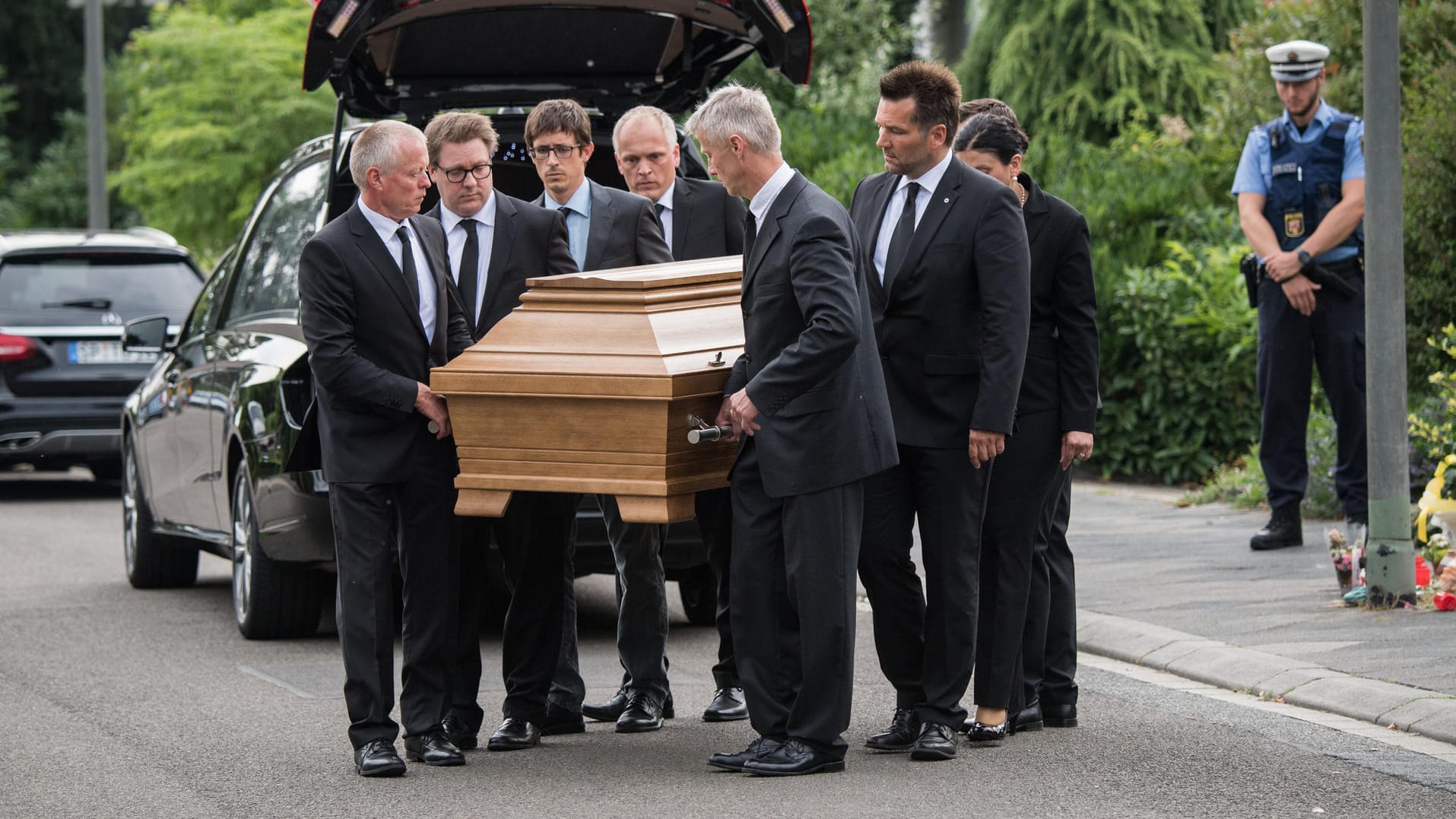 Mitarbeiter eines Beerdigungsinstituts vor dem Haus des ehemaligen Bundeskanzlers Helmut Kohl.