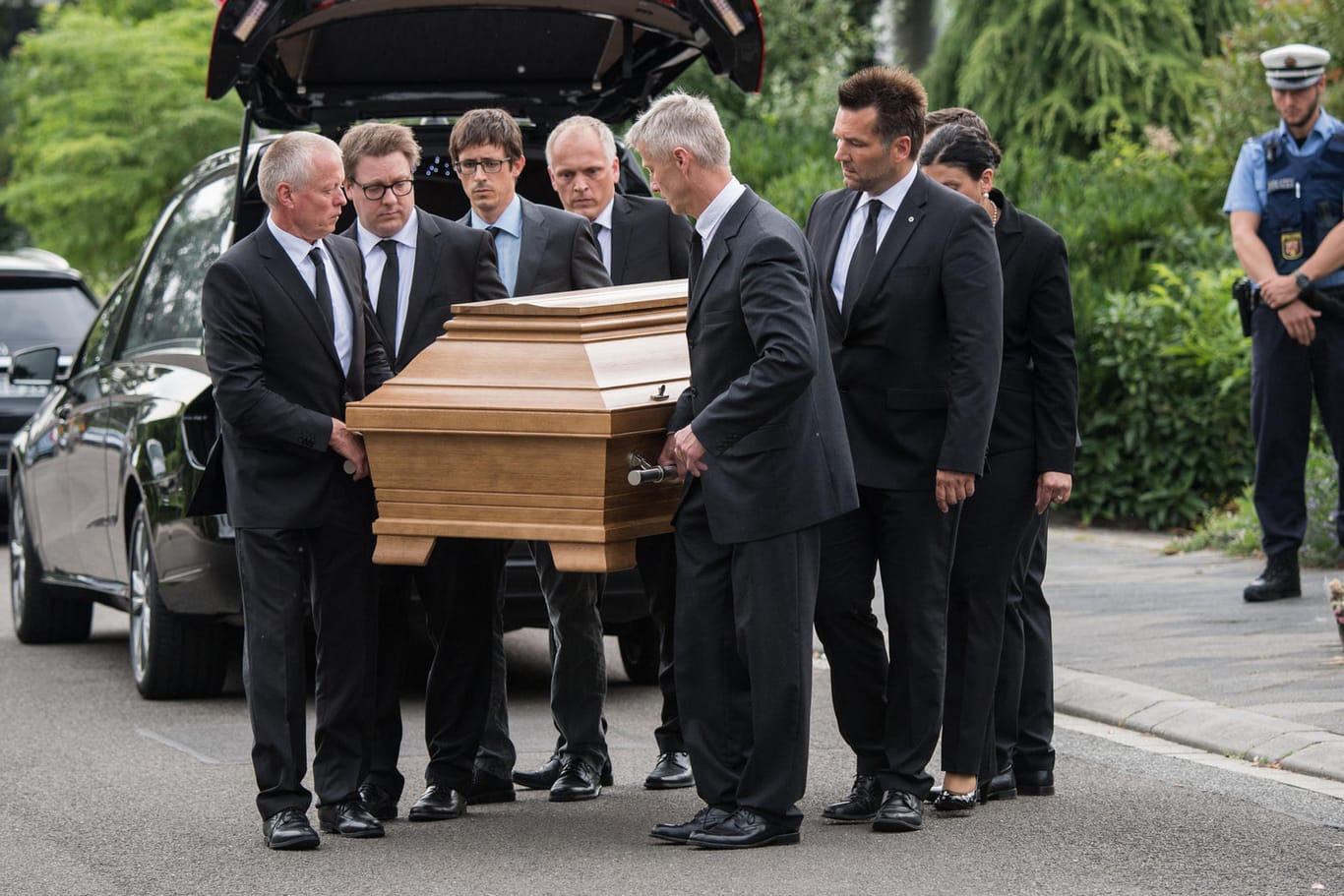 Mitarbeiter eines Beerdigungsinstituts vor dem Haus des ehemaligen Bundeskanzlers Helmut Kohl.