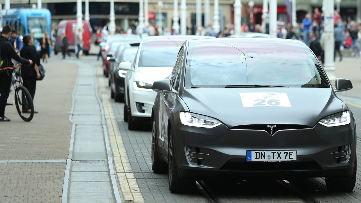 In Zukunft werden immer mehr Autos mit Autopilot auf den Straßen fahren. Start der Tesla-Ralley in Zagreb (Kroatien).