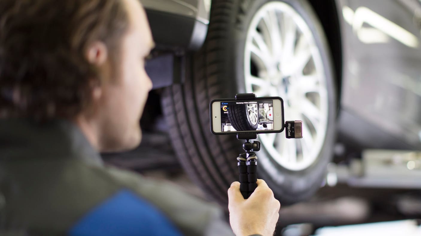 Mit Videoaufnahmen wollen Werkstätten das Vertrauen der Kunden stärken.
