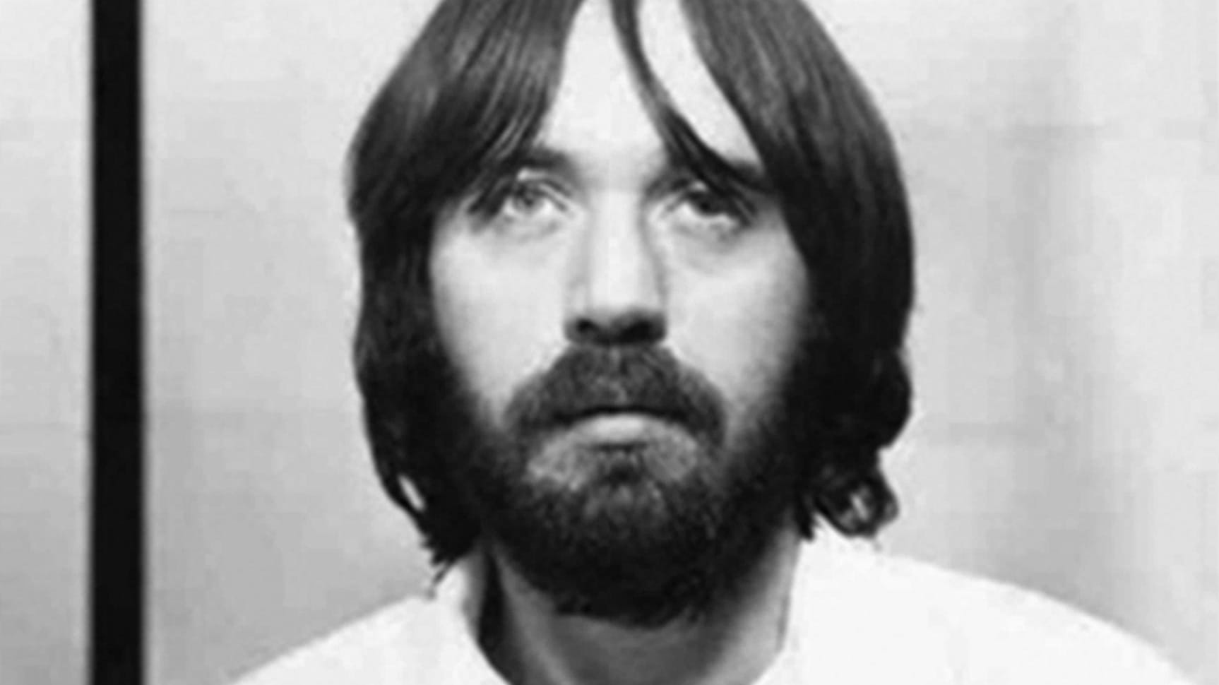 32 Jahre früher: So sah Steven Dishman bei seiner Verhaftung im Dezember 1984 aus. Ein halbes Jahr später brach er aus dem Gefängnis aus und war fortan auf der Flucht - für 32 Jahre. 32 Jahre früher: So sah Steven Dishman bei seiner Verhaftung im Dezember 1984 aus. Ein halbes Jahr später brach er aus dem Gefängnis aus und war fortan auf der Flucht - für 32 Jahre.
