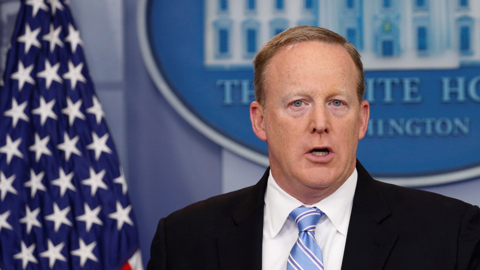 Sean Spicer, der Pressesprecher der US-Regierung, erklärte, es gebe Hinweise, dass Assad den Einsatz von Chemiewaffen vorbereitet. Sean Spicer, der Pressesprecher der US-Regierung, erklärte, es gebe Hinweise, dass Assad den Einsatz von Chemiewaffen vorbereitet.