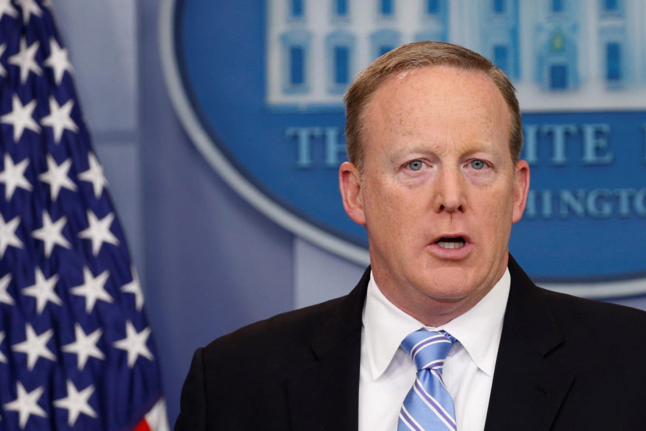 Sean Spicer, der Pressesprecher der US-Regierung, erklärte, es gebe Hinweise, dass Assad den Einsatz von Chemiewaffen vorbereitet.