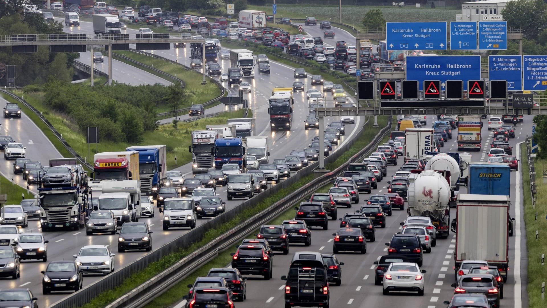 Nicht nur der Ferienstart in Hessen, Rheinland-Pfalz und im Saarland sorgen für volle Autobahnen, sondern auch in den Nachbarländern Österreich, Schweiz sowie in Belgien und Polen gehen die Sommerferien los (Symbolbild).