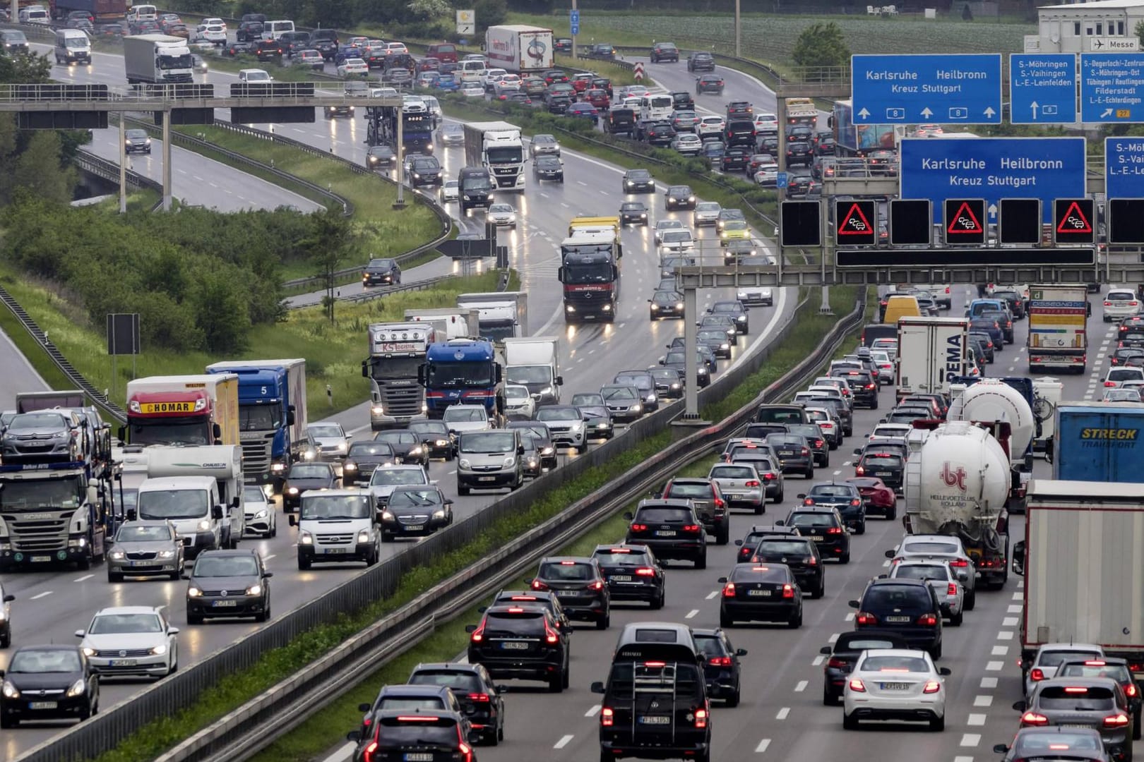 Nicht nur der Ferienstart in Hessen, Rheinland-Pfalz und im Saarland sorgen für volle Autobahnen, sondern auch in den Nachbarländern Österreich, Schweiz sowie in Belgien und Polen gehen die Sommerferien los (Symbolbild).