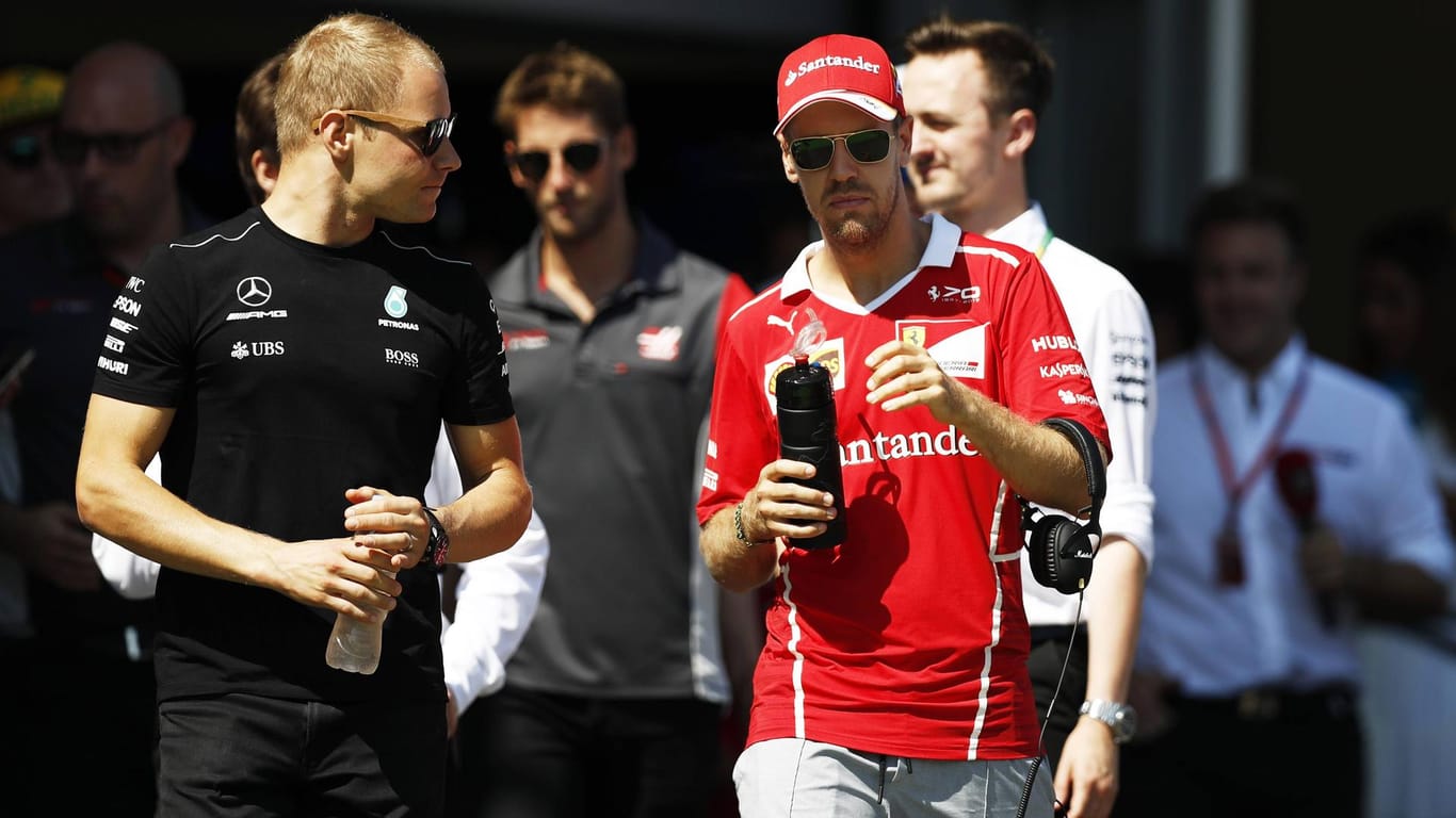 Sebastian Vettel in Baku, hier mit Valtteri Bottas.