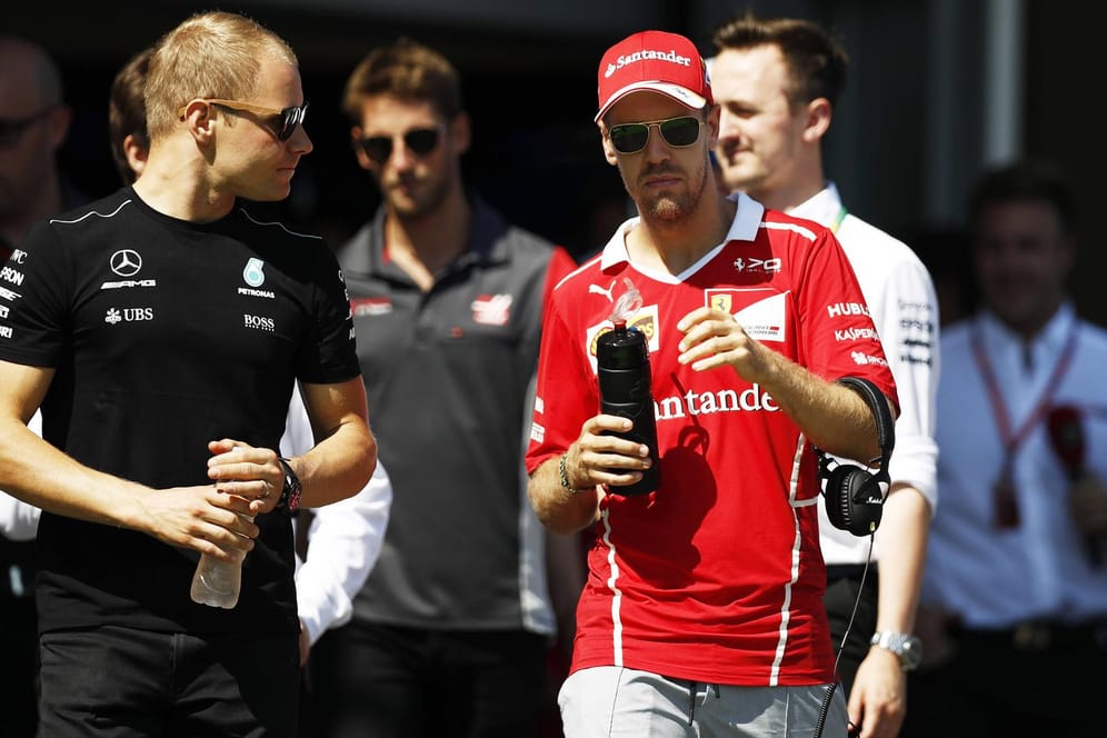 Sebastian Vettel in Baku, hier mit Valtteri Bottas.