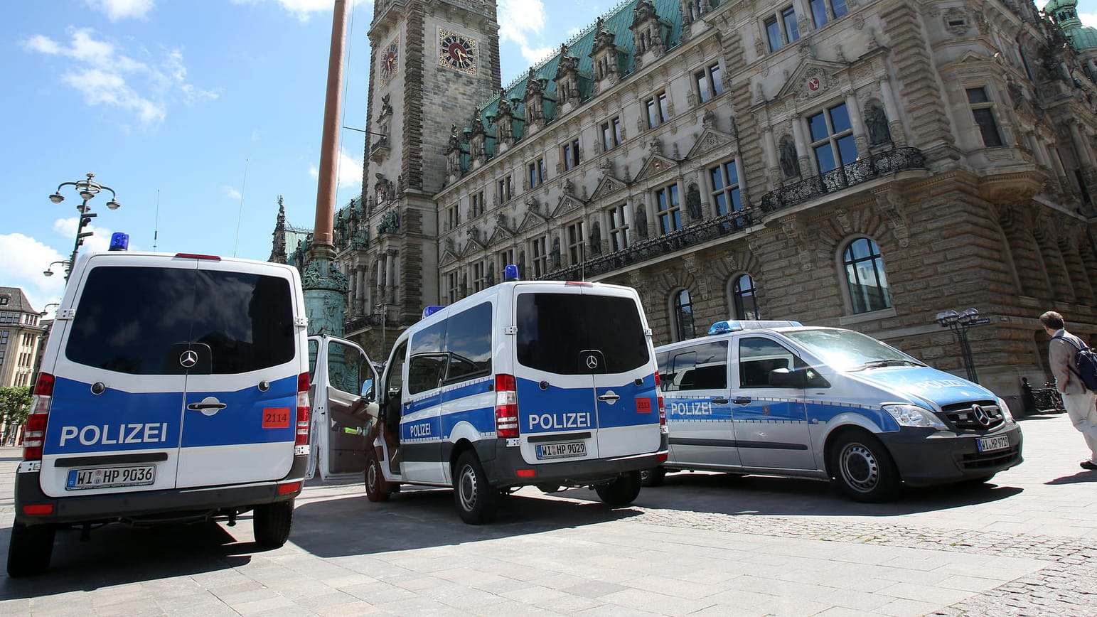 Polizeifahrzeuge stehen vor dem Rathaus in Hamburg. Der G20-Gipfel findet am 07. und 08. Juli in Hamburg statt.