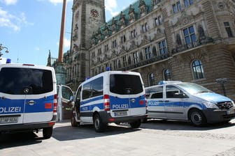 Polizeifahrzeuge stehen vor dem Rathaus in Hamburg. Der G20-Gipfel findet am 07. und 08. Juli in Hamburg statt.