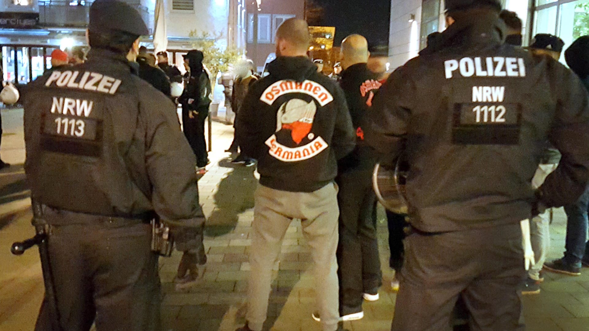 Polizeibeamte beobachten in Nordrhein-Westfalen ein Treffen der türkischstämmigen Rockergruppe "Osmanen Germania". Polizeibeamte beobachten in Nordrhein-Westfalen ein Treffen der türkischstämmigen Rockergruppe "Osmanen Germania".