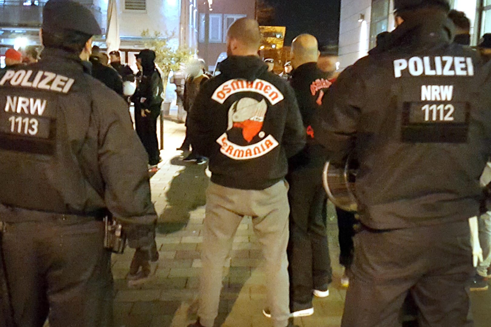 Polizeibeamte beobachten in Nordrhein-Westfalen ein Treffen der türkischstämmigen Rockergruppe "Osmanen Germania".