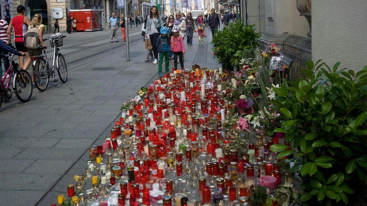 Blumen und Kerzen stehen am 21.06.2017 in Graz an der Stelle, an der am Vortag ein Mann mit seinem Auto bei hoher Geschwindigkeit über den Bürgersteig und Fußgängerzonen gefahren war. (Archiv) Blumen und Kerzen stehen am 21.06.2017 in Graz an der Stelle, an der am Vortag ein Mann mit seinem Auto bei hoher Geschwindigkeit über den Bürgersteig und Fußgängerzonen gefahren war. (Archiv)