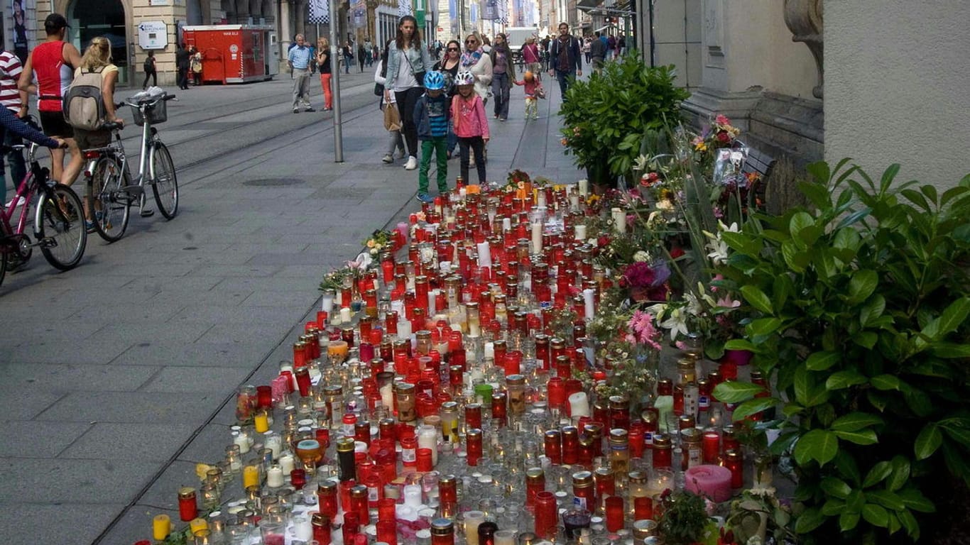 Blumen und Kerzen stehen am 21.06.2017 in Graz an der Stelle, an der am Vortag ein Mann mit seinem Auto bei hoher Geschwindigkeit über den Bürgersteig und Fußgängerzonen gefahren war. (Archiv)