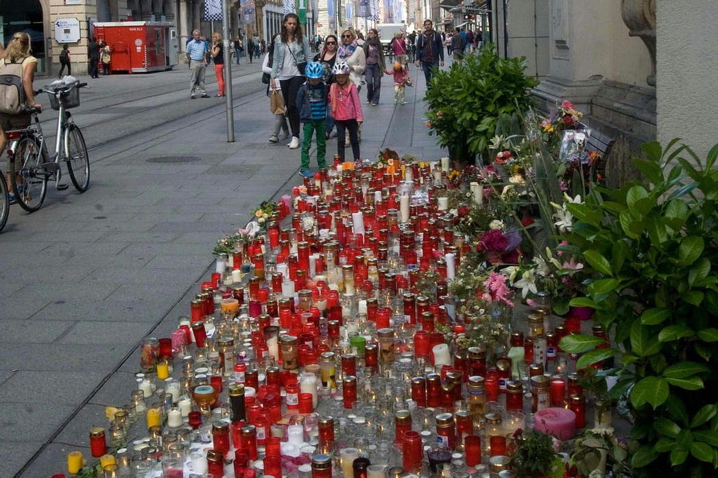 Blumen und Kerzen stehen am 21.06.2017 in Graz an der Stelle, an der am Vortag ein Mann mit seinem Auto bei hoher Geschwindigkeit über den Bürgersteig und Fußgängerzonen gefahren war. (Archiv)