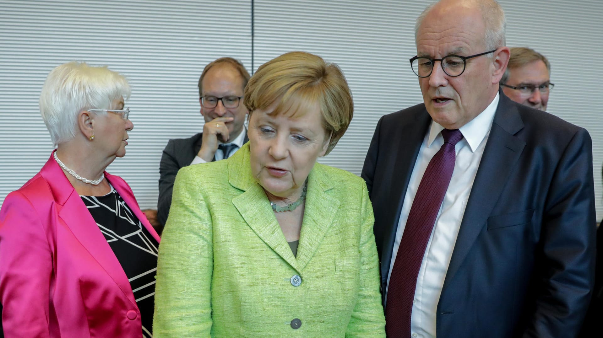 Bundeskanzlerin Angela Merkel spricht zu Beginn der Unions-Fraktionssitzung im Bundestag mit der CSU-Landesgruppenchefin Gerda Hasselfeldt (l) und Unions-Fraktionschef Volker Kauder. Bundeskanzlerin Angela Merkel spricht zu Beginn der Unions-Fraktionssitzung im Bundestag mit der CSU-Landesgruppenchefin Gerda Hasselfeldt (l) und Unions-Fraktionschef Volker Kauder.