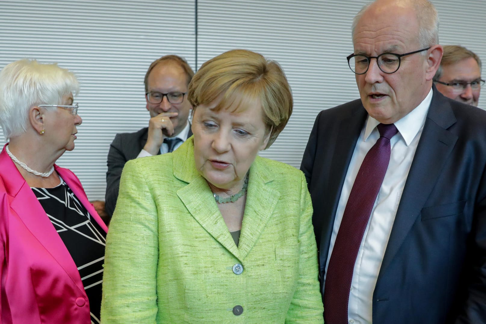 Bundeskanzlerin Angela Merkel spricht zu Beginn der Unions-Fraktionssitzung im Bundestag mit der CSU-Landesgruppenchefin Gerda Hasselfeldt (l) und Unions-Fraktionschef Volker Kauder.