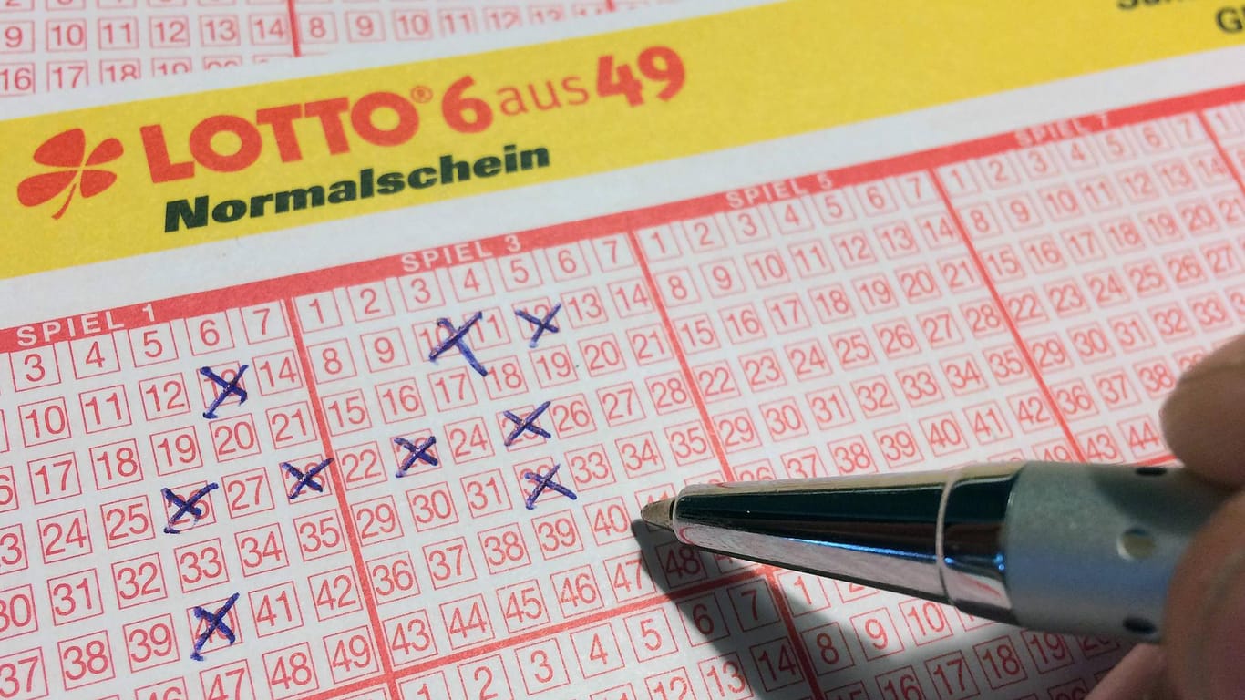Lotto 6 aus 49 Lottoschein ausfuellen Feature Symbolfoto Jackpot Gluecksspiel Lotterie