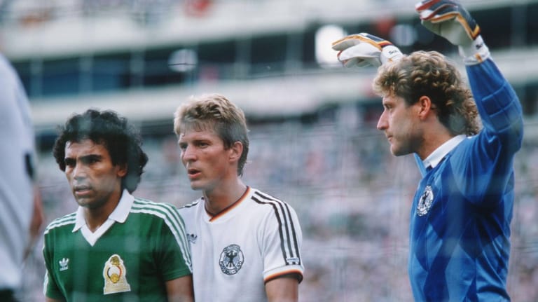 WM 1986: Mexikos Superstar Hugo Sanchez (l.) wird von Karl-Heinz Förster bewacht. Torwart Harald Schumacher wartet gespannt.