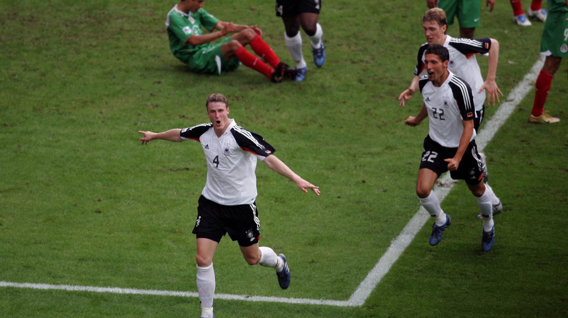 Robert Huth (l.) feiert seinen Treffer im Spiel um Platz 3 gegen Mexiko.