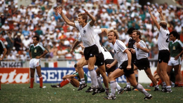 Die deutschen Spieler jubeln nach dem Elfmeterschießen über den Einzug ins WM-Halbfinale 1986. Karl-Heinz Förser, Andreas Brehme,Ditmar Jakobs und Dieter Hoeneß (v.l.n.r.).