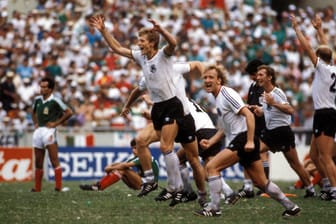 Die deutschen Spieler jubeln nach dem Elfmeterschießen über den Einzug ins WM-Halbfinale 1986. Karl-Heinz Förser, Andreas Brehme,Ditmar Jakobs und Dieter Hoeneß (v.l.n.r.).