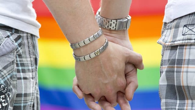 Ehe auch für Homosexuelle - die völlige Gleichstellung wird jetzt wohl schnell kommen. Ehe auch für Homosexuelle - die völlige Gleichstellung wird jetzt wohl schnell kommen.