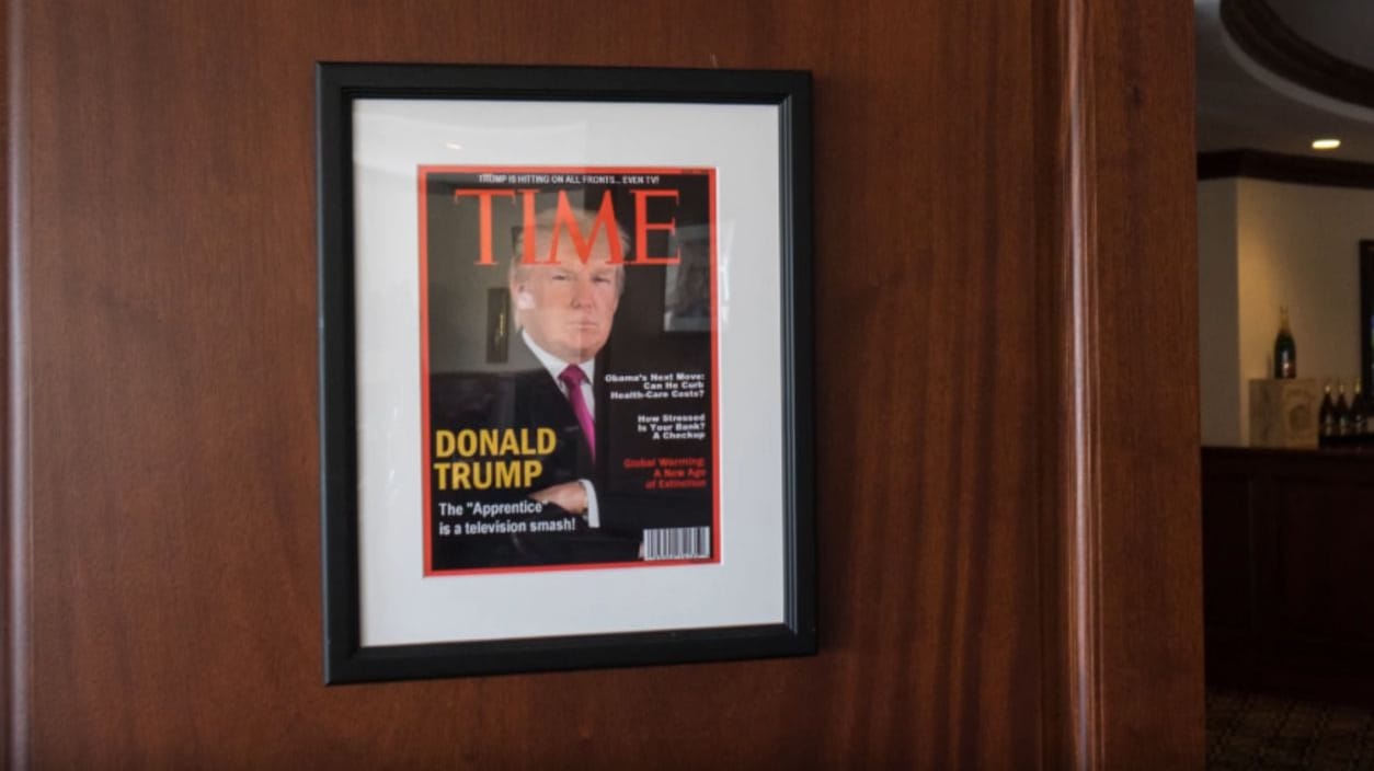 Ein Screenshot aus einem Video der "Washington Post" zeigt das gefälschte "Time"-Cover. Ein Screenshot aus einem Video der "Washington Post" zeigt das gefälschte "Time"-Cover.