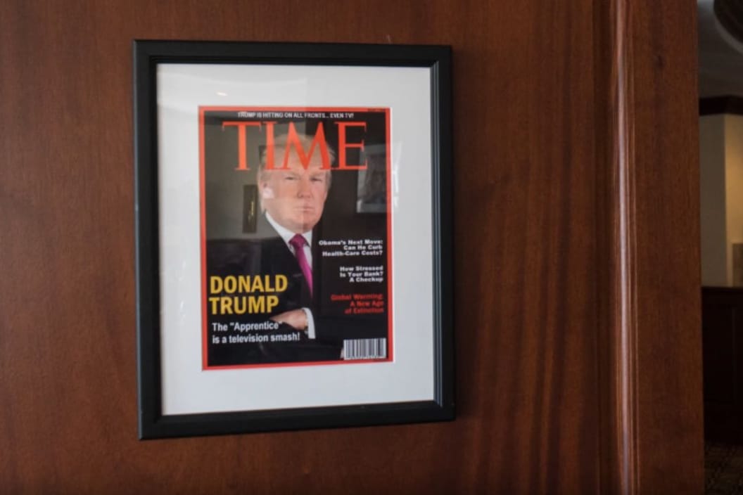 Ein Screenshot aus einem Video der "Washington Post" zeigt das gefälschte "Time"-Cover.