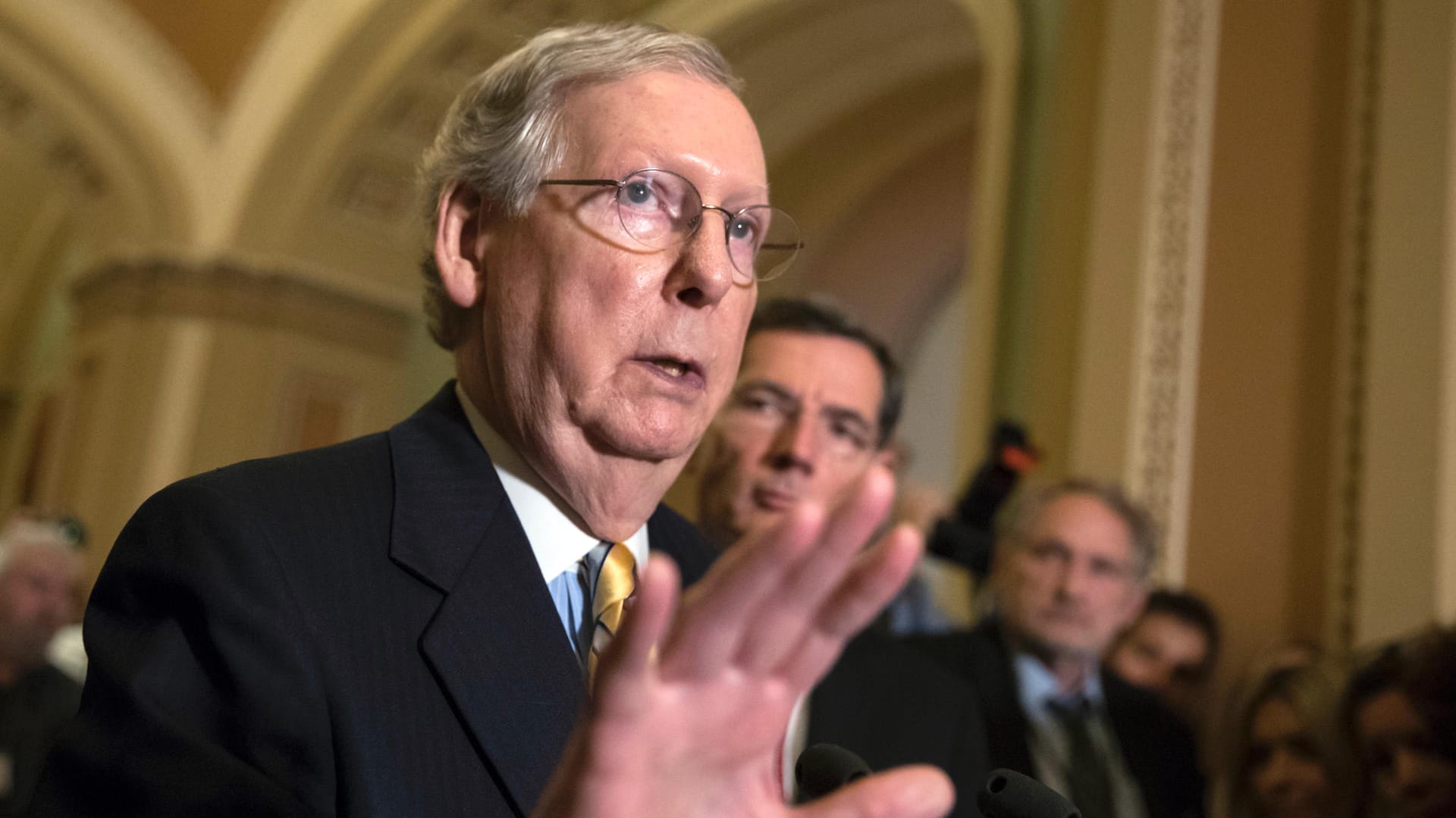 Fraktionsführer Mitch McConnell erklärt im Kapitol, warum seine Republikaner die Abstimmung über die Gesundheitsreform verschieben müssen.