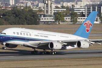 Die 150 Passagiere mussten das Flugzeug der Gesellschaft China Southern Airlines verlassen, damit eine Inspektion vorgenommen werden konnte.