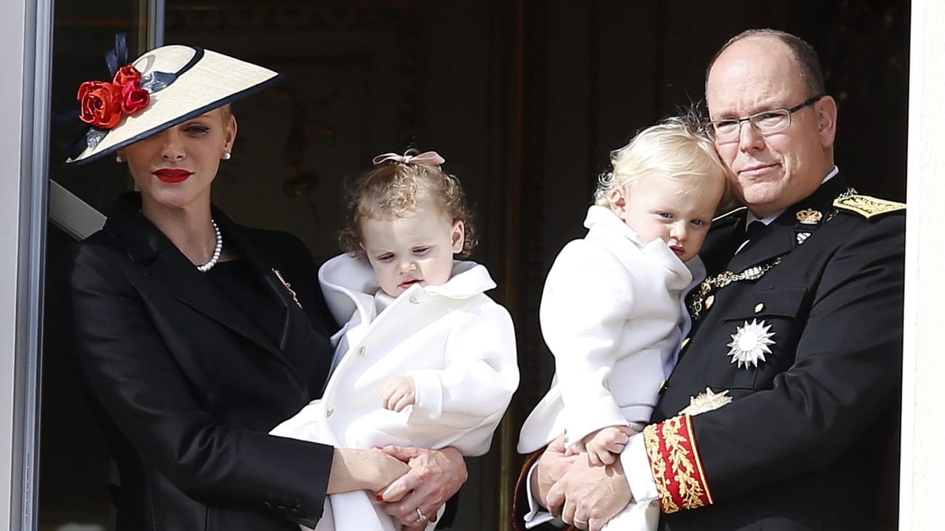 Gabriella und Jacques auf den Armen ihrer Eltern Charlène und Albert von Monaco am 19. November 2016.