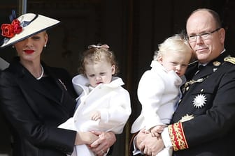 Gabriella und Jacques auf den Armen ihrer Eltern Charlène und Albert von Monaco am 19. November 2016.