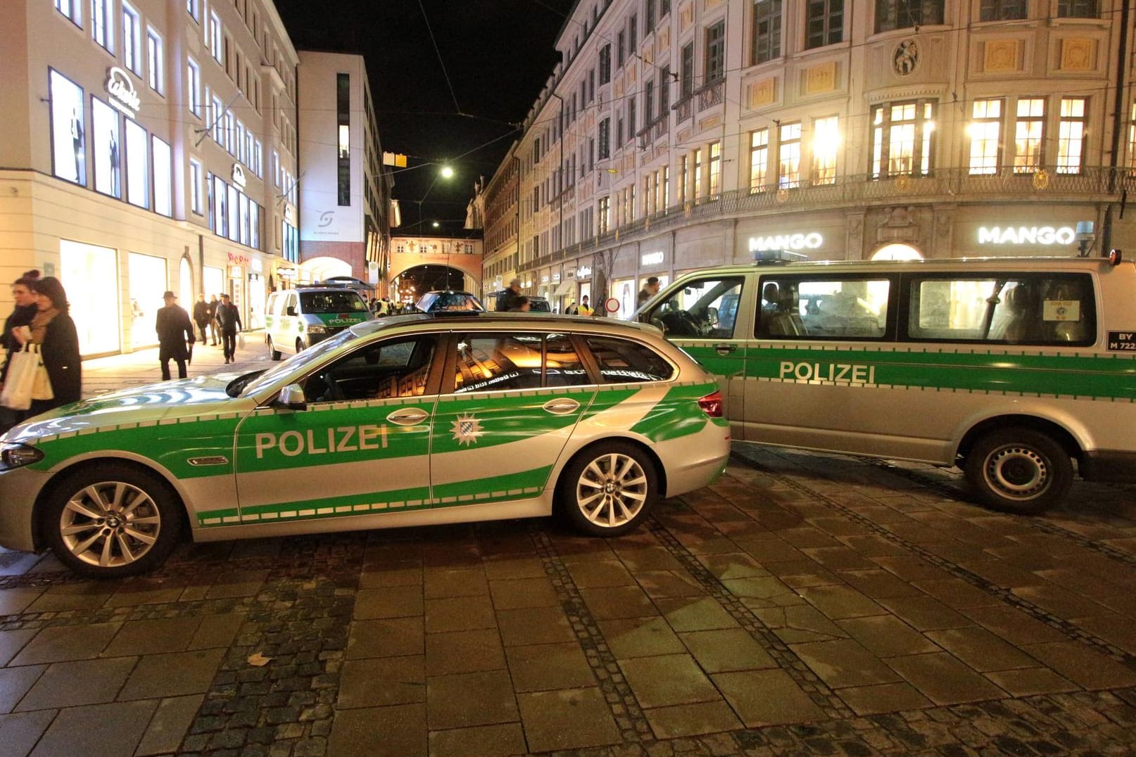 Nach dem Einbruch sind die Täter mit einem Fahrzeug geflohen. Die Ursache des Unfalls bleibt bisher ungeklärt.