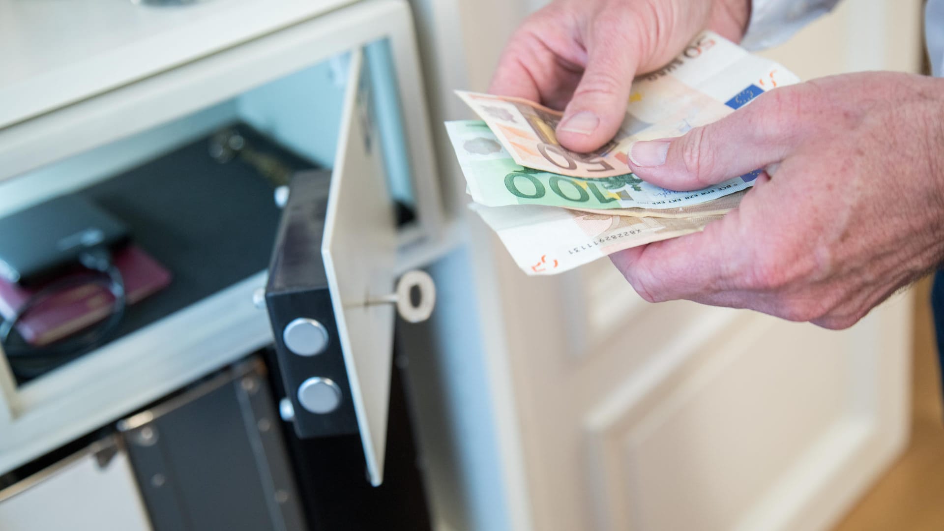 Wer sein Bargeld zu Hause aufbewahren will, sollte es im Safe lagern.