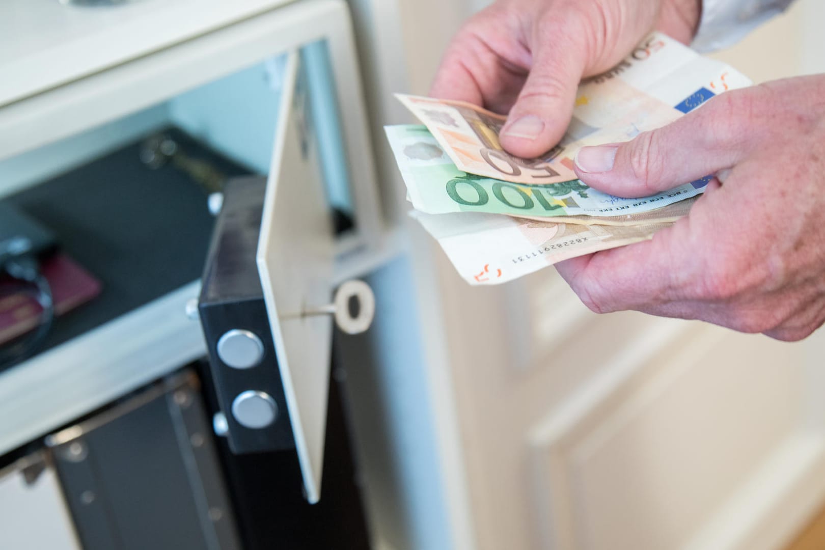 Wer sein Bargeld zu Hause aufbewahren will, sollte es im Safe lagern.