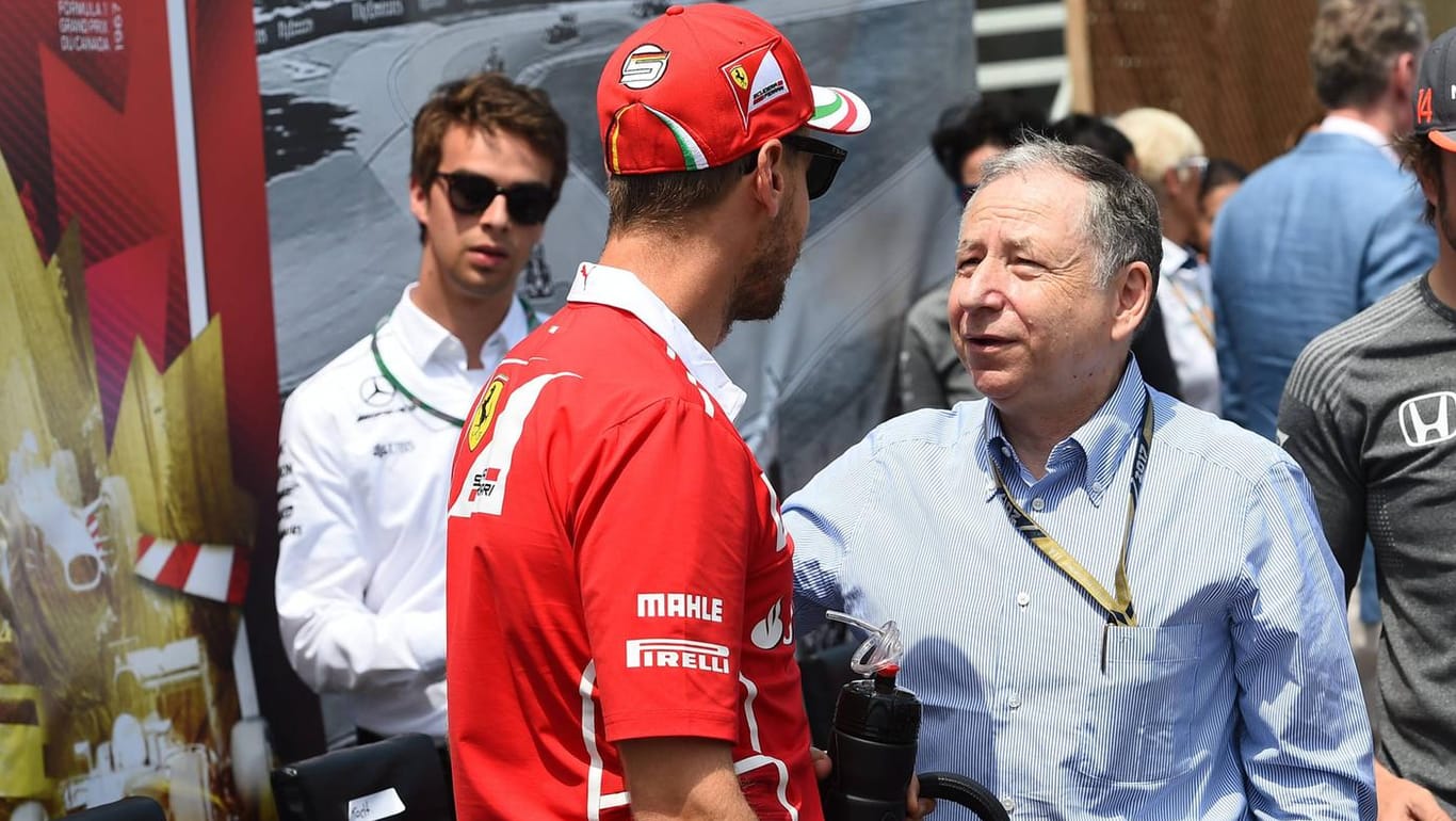 Jean Todt (r.) im Gespräch mit Ferrari-Pilot Sebastian Vettel.