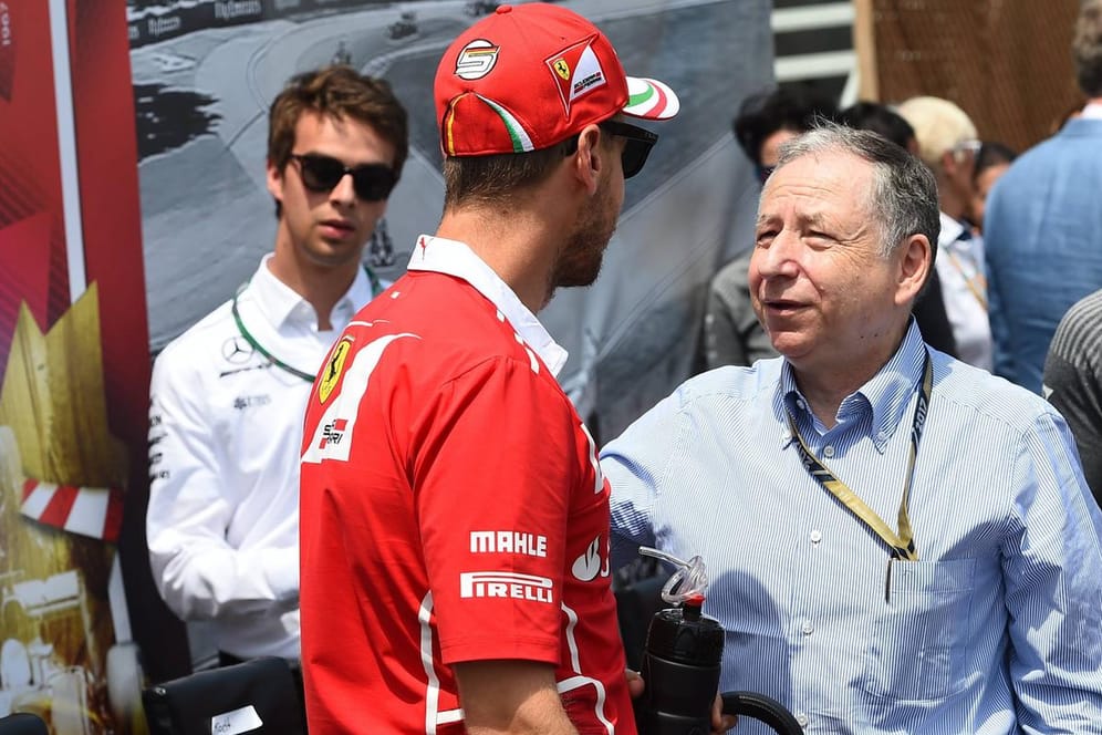 Jean Todt (r.) im Gespräch mit Ferrari-Pilot Sebastian Vettel.