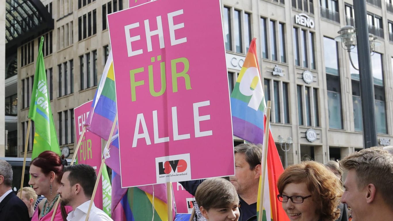 Aktion zur Ehe für Alle vor dem Bundesrat in Berlin.