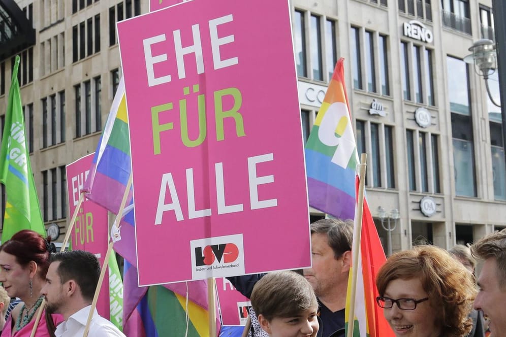 Aktion zur Ehe für Alle vor dem Bundesrat in Berlin.