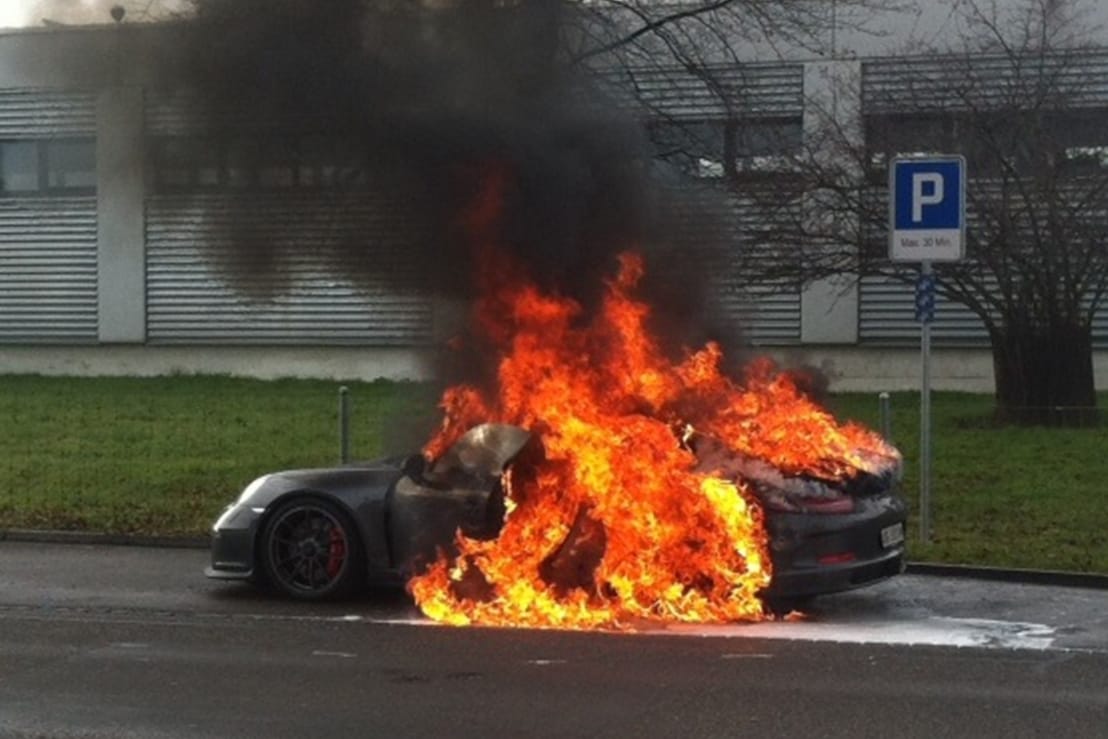 Defekte wie Kurzschlüsse, Funken oder heiße Teile des Motors sowie nicht dichte Ölleitungen sind für die meisten Autobrände verantwortlich.