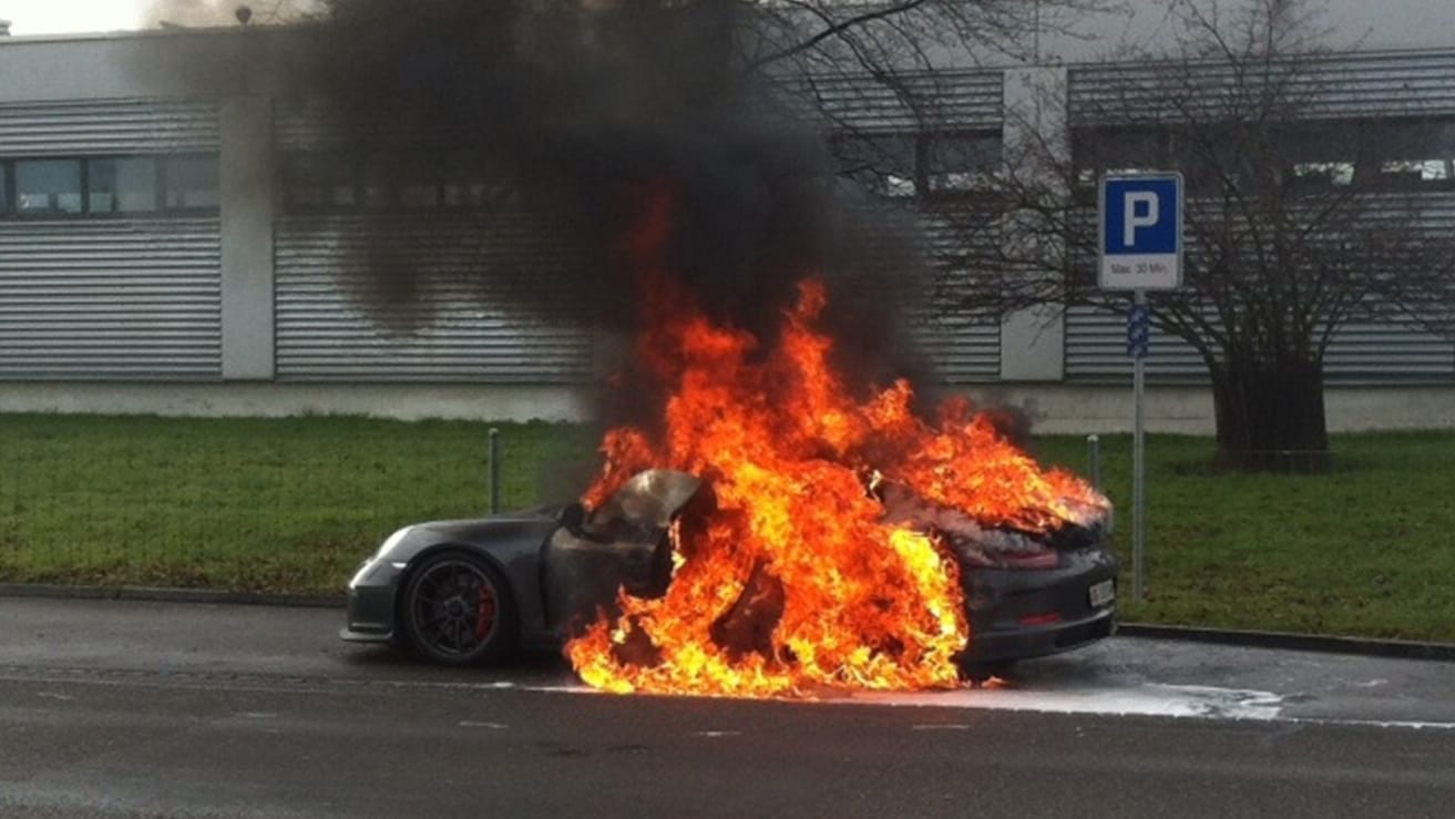 Defekte wie Kurzschlüsse, Funken oder heiße Teile des Motors sowie nicht dichte Ölleitungen sind für die meisten Autobrände verantwortlich.