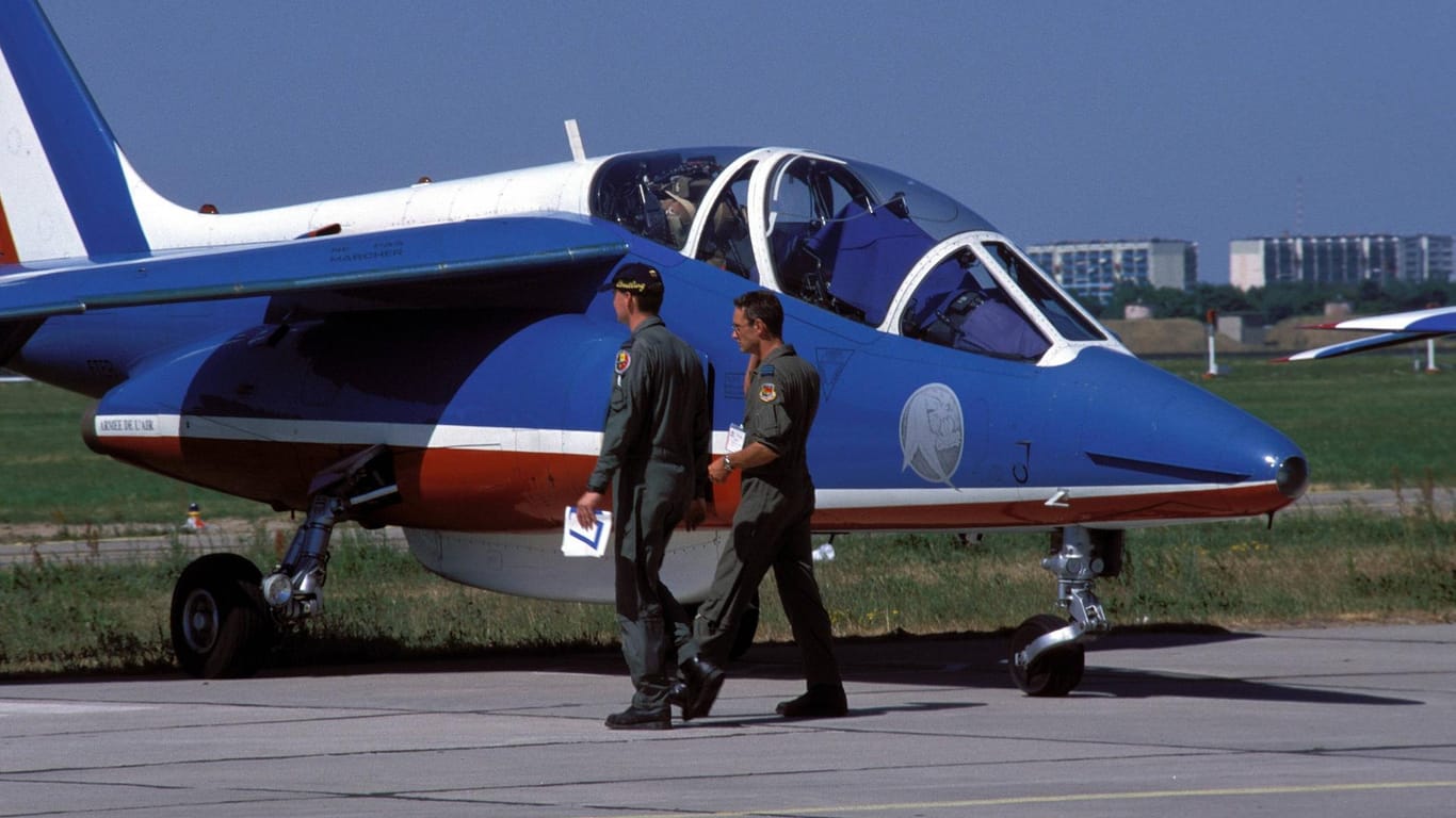 Zwei Soldaten vor einem Alpha Jet, wie der General ihn benutzt haben soll.