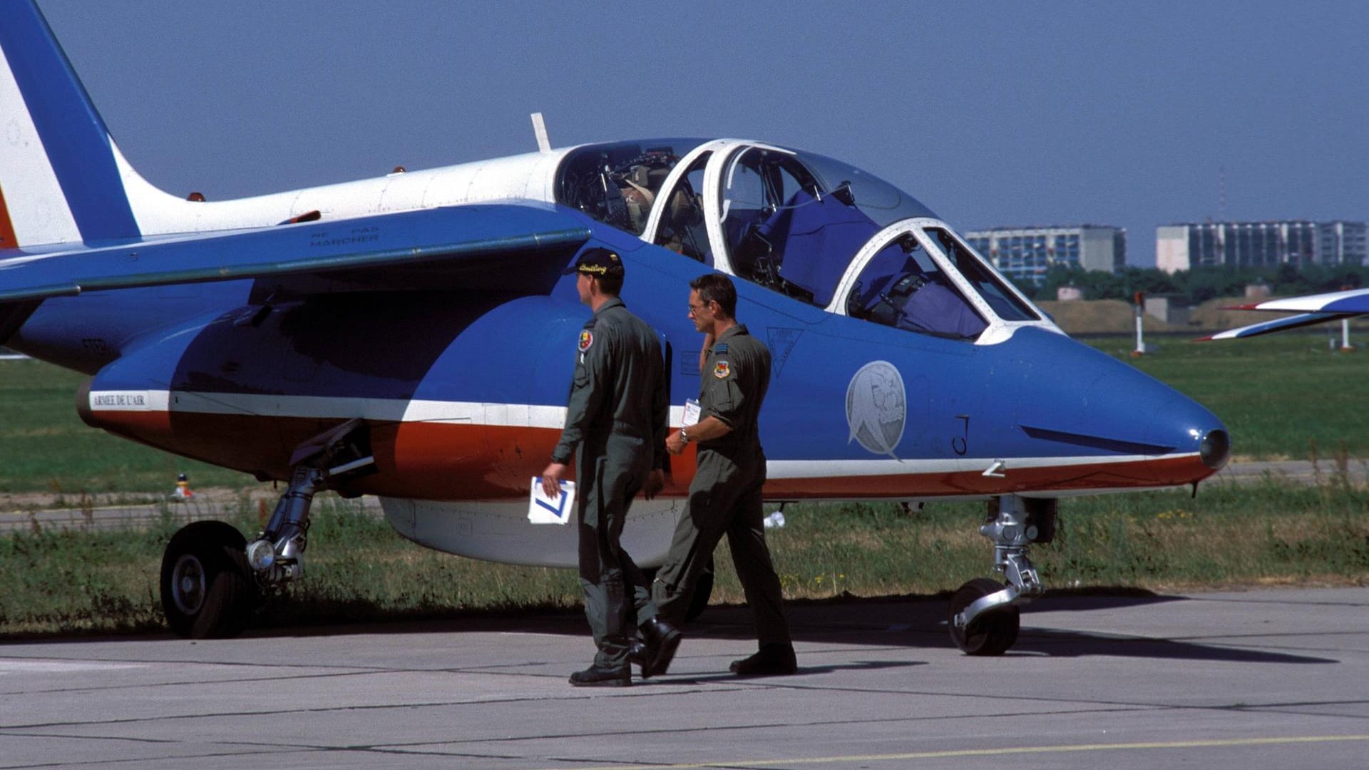 Zwei Soldaten vor einem Alpha Jet, wie der General ihn benutzt haben soll. Zwei Soldaten vor einem Alpha Jet, wie der General ihn benutzt haben soll.