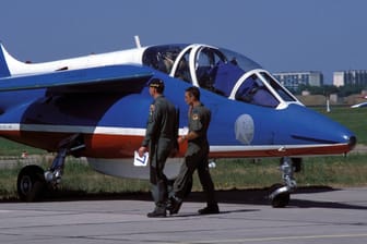 Zwei Soldaten vor einem Alpha Jet, wie der General ihn benutzt haben soll.