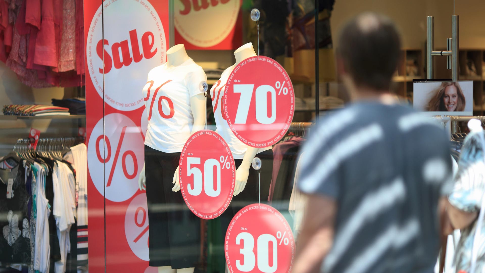 In diesem Jahr hängen schon mehr als einen Monat vor dem "offiziellen" Sommerschlussverkauf knallrote Ausverkauf-Schilder in den Schaufenstern.